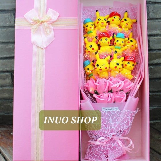 Ramo de figuras de pikachu con rosas y luces